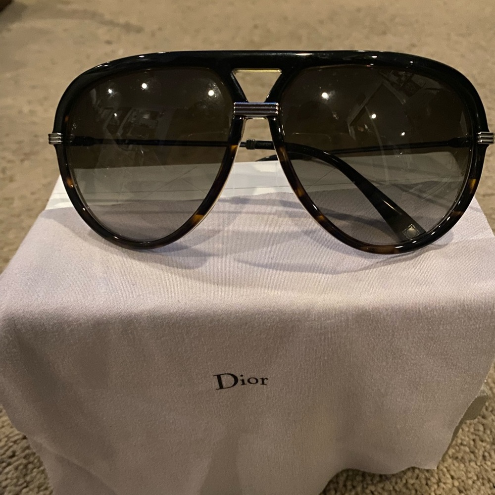 DIOR aviators that are perfect for a man or woman! Super fashionable!